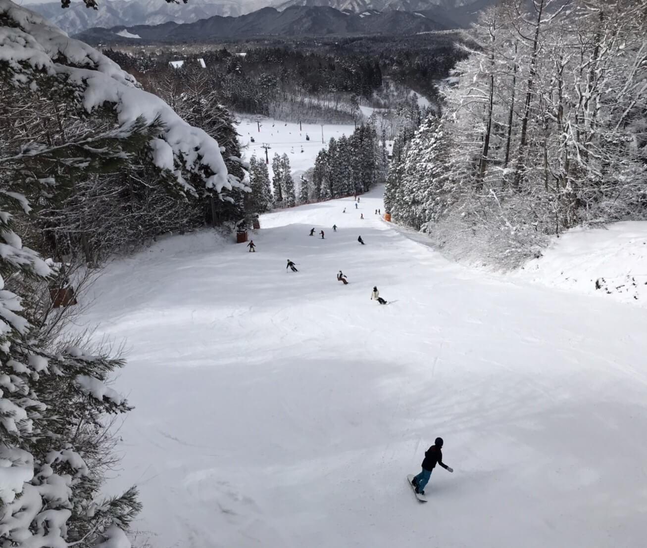 Snowboarding and landscape at Washigatake Ski Resort