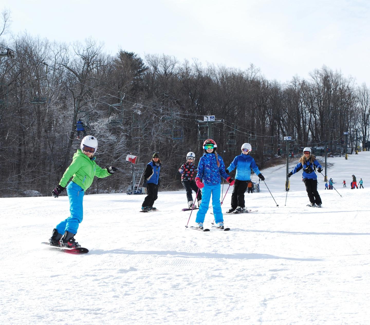 Kids enjoying a ski and snowboard group lesson at Spring Mountain Adventures PA